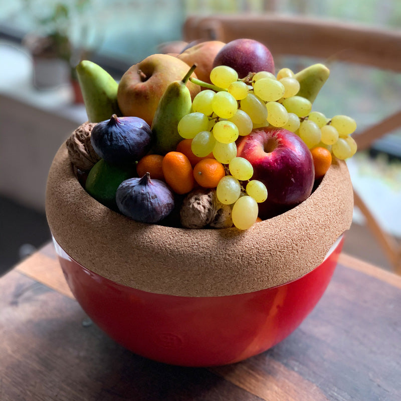 Beispiel mit Obst für die Emile Henry – Tiefe Keramikschale mit Korkdeckel – Rot, Durchmesser 27 cm im Home-and-Kitchen Online Shop
