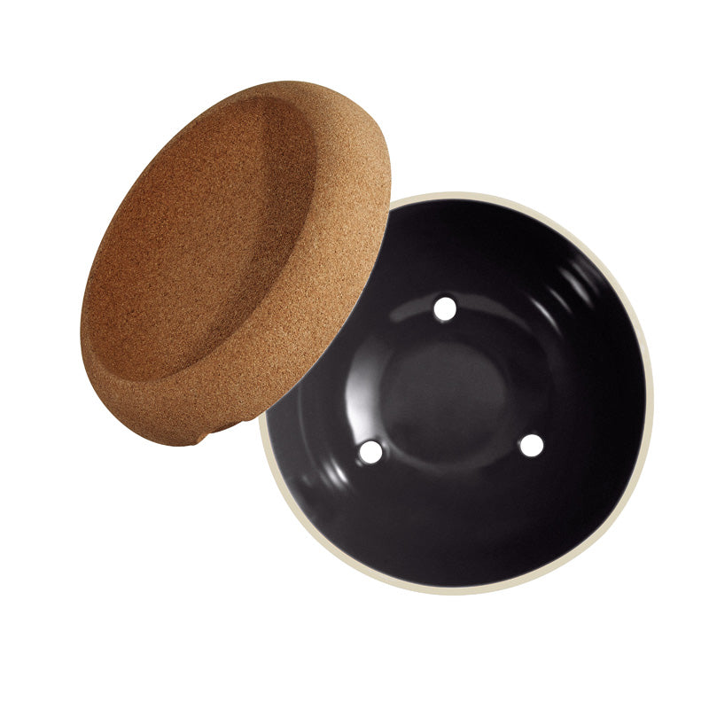 Blick von oben auf die Belüftungslöcher der Emile Henry – Tiefe Keramikschale mit Korkdeckel –schwarz - truffe, Durchmesser 27 cm im Home-and-Kitchen Online Shop