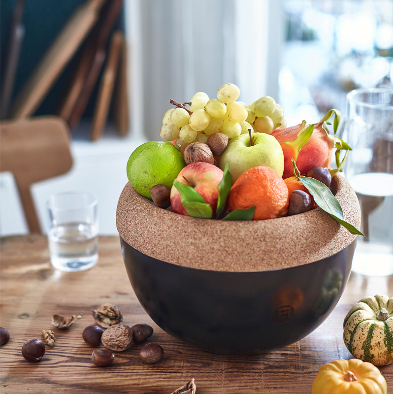Obstarrangement mit der Emile Henry – Tiefe Keramikschale mit Korkdeckel –schwarz - truffe, Durchmesser 27 cm im Home-and-Kitchen Online Shop