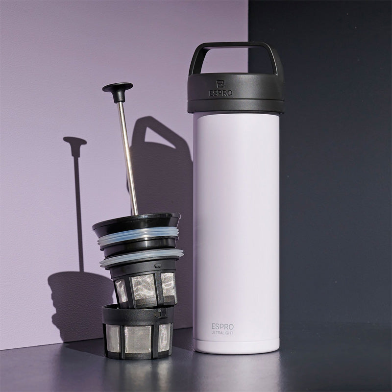 Beispiel ESPRO P0 Ultralight Travel Coffee Press 470 ml - Farbe Frost Wisteria, mit Tragebügel, Höhe 23,4 cm, Vakuumisoliert, im Home-and-Kitchen Online Shop