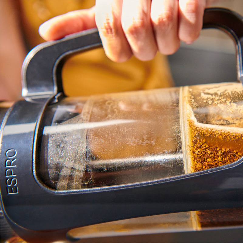 Kaffeemehl nach Filterung Espro P3 French Press Everyday Kaffeebereiter - 950 ml, inklusive Filter, Höhe 24 cm, Borosilikatglas, Schwarz glänzend im Home-and-Kitchen Online Shop