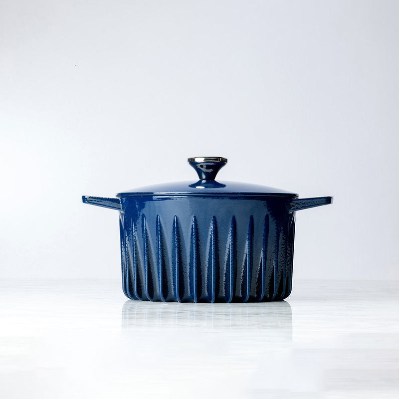 Seitenansicht FireUp Kochtopf No.1 - Gusseisen/Emaille - 26 cm - blau, Höhe 22 cm, Volumen 5 Liter, im Home-and-Kitchen Online Shop