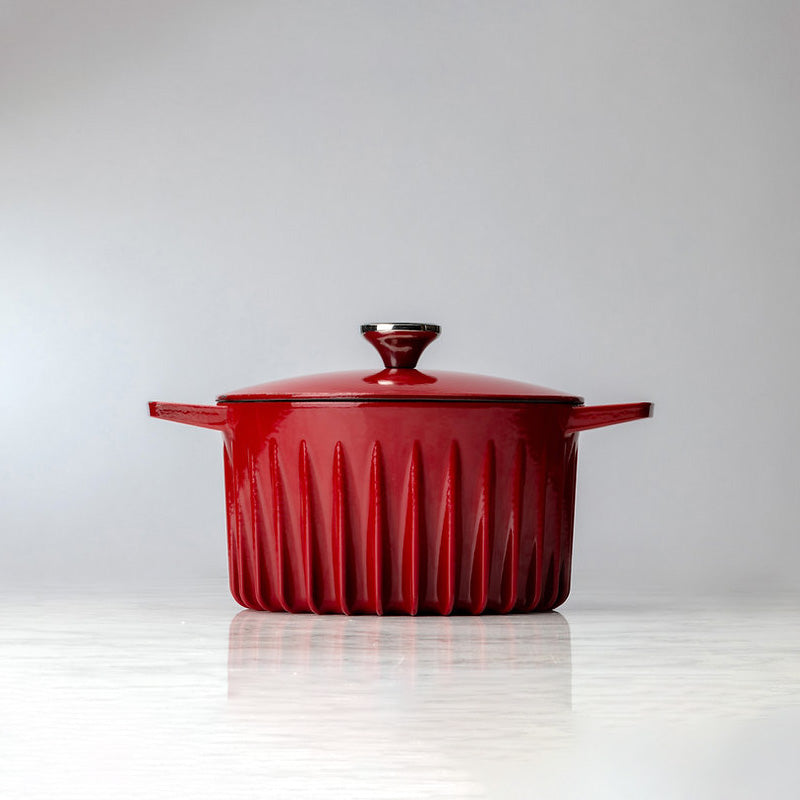 Seitenansicht FireUp Kochtopf No.1 - Gusseisen/Emaille - 26 cm - rot, Höhe 22 cm, Volumen 5 Liter, im Home-and-Kitchen Online Shop