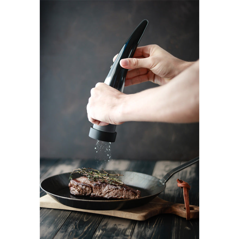 Handhabungsbeispiel der Forge de Laguiole Pfeffermühle und Salzmühle aus Aubrac Rinderhorn, ca. 28 cm, im Home-and-Kitchen Online Shop