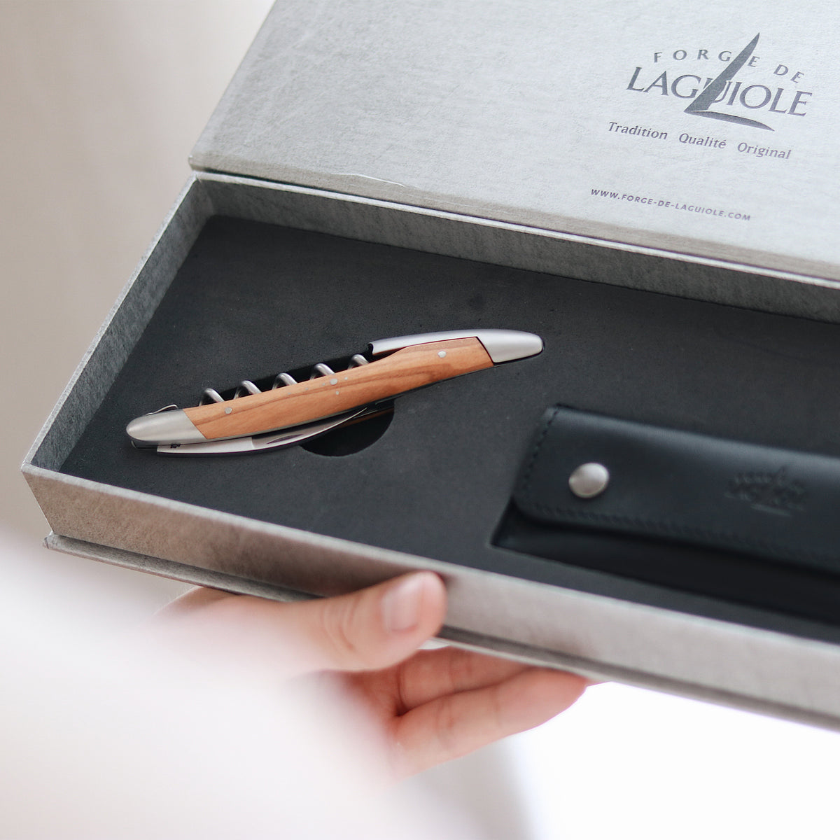 Geschenkbox, Aufbewahrungs-Etui und Echtheitszertifikat gehören zum Sommeliermesser von Forge de Laguiole
