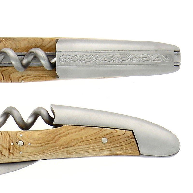 Detaildarstellung der handgefertigten Ziselierung des Forge de Laguiole Sommeliermessers - Wacholderholz - ziseliert & satiniert, im Home-and-Kitchen Online Shop