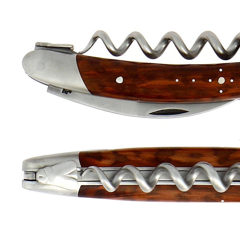 Detailansicht mit handgefertigtem Bienenlogo des Forge de Laguiole Sommeliermessers, Griff Amourette, satiniert im Home-and-Kitchen Online Shop