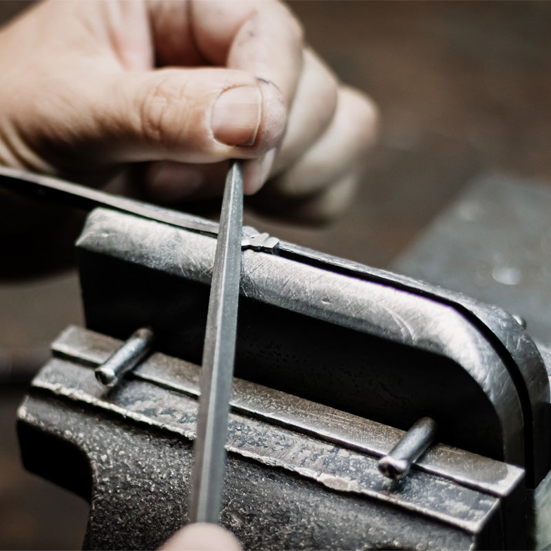 Detailansicht der Herstellung in Handarbeit der Forge de Laguiole Sommeliermesser, im Home-and-Kitchen Online Shop