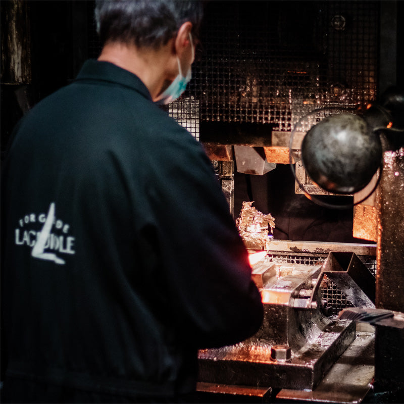Schmieden der Klinge der Forge de Laguiole Sommeliermesser, im Home-and-Kitchen Online Shop