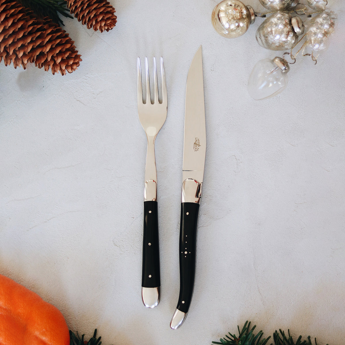 Handgeschnitzte Griffe aus natürlichem, schwarzem Horn vom Aubrac-Rind, Klingen aus T12-Stahl, 2er Set Tafelmesser von Forge de Laguiole
Online-Shop Home-and-Kitchen.de
