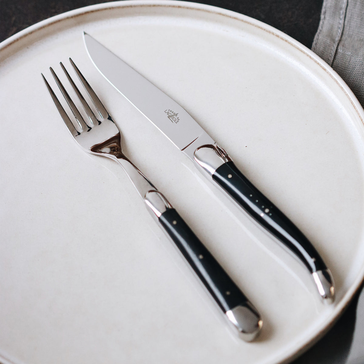 Handgeschnitzte Griffe aus natürlichem, schwarzem Horn vom Aubrac-Rind, Klingen aus T12-Stahl, 2er Set Tafelmesser von Forge de Laguiole, auch als Steakmesser geeignet
Online-Shop Home-and-Kitchen.de
