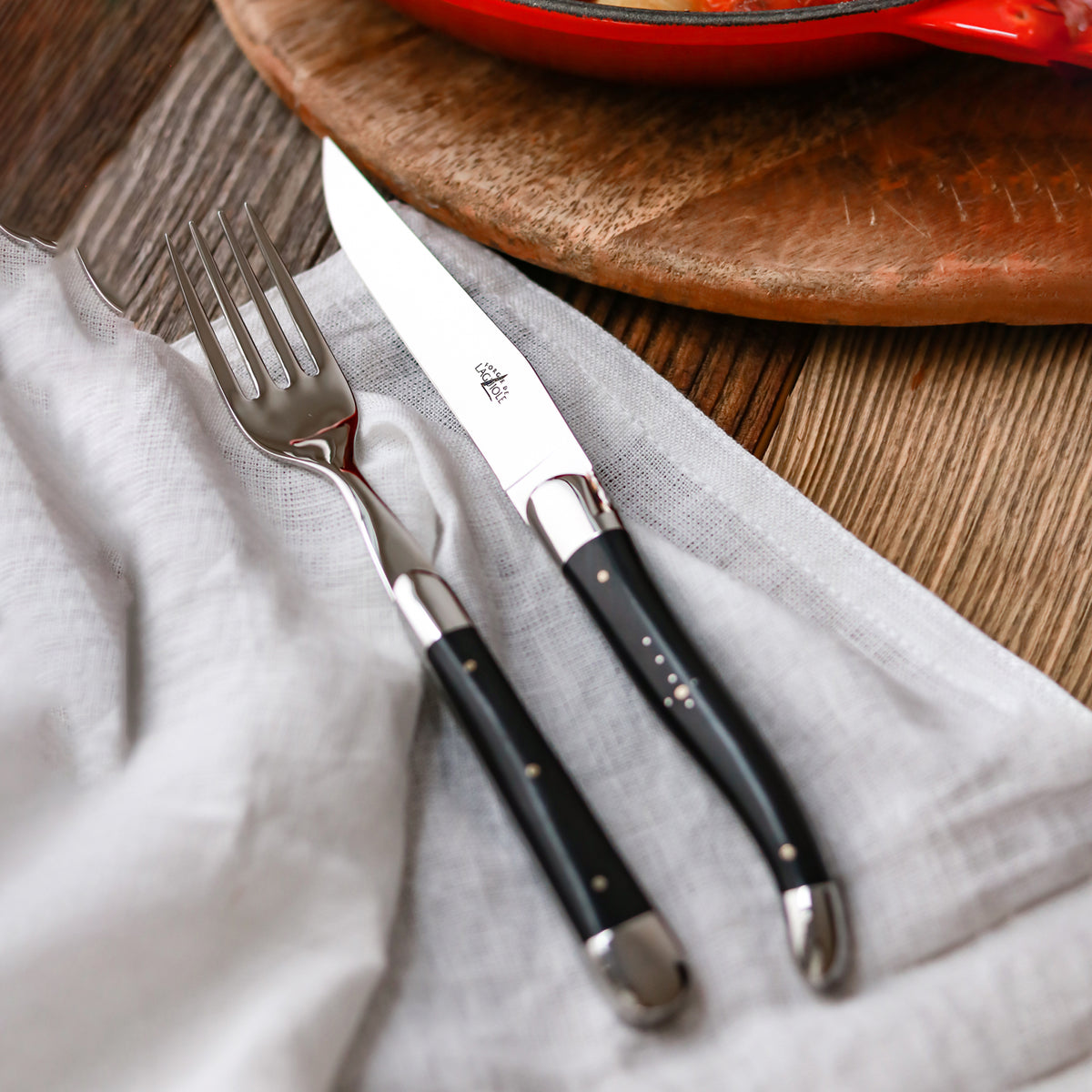 2er Set Tafelmesser von Forge de Laguiole mit Griff aus natürlichem Horn - modern und gleichzeitig elegant, 
hochglanzpolierter Klinge und Backen (Mitren), charakteristische Laguiole-Form
Online-Shop Home-and-Kitchen.de