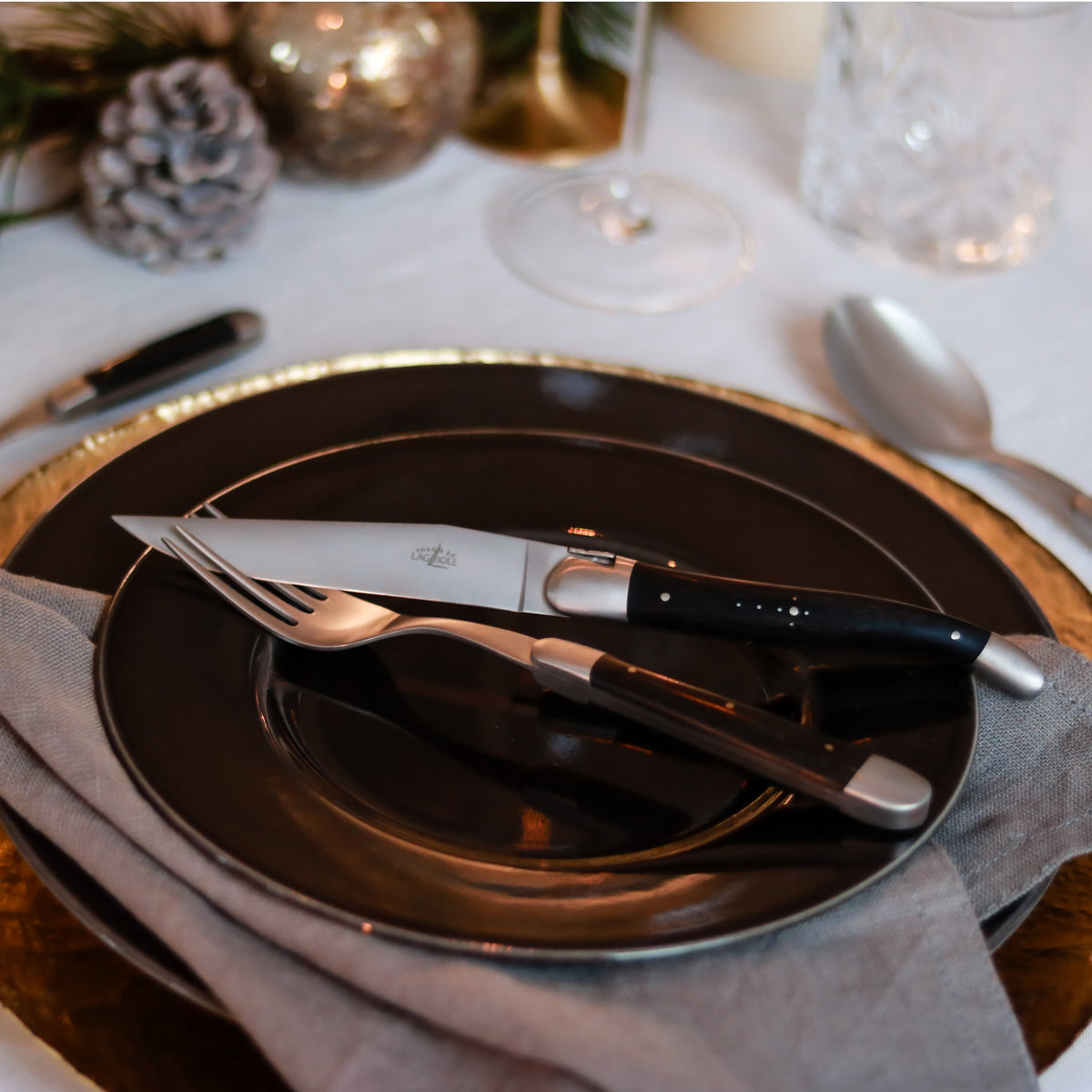 Hochglanzpolierte Klinge und Backen (Mitren) sowie handgefertigte Griffe, zieren das 2er Set Tafelmesser von Forge de Laguiole, Gesamtlänge: 23,5 cm.
Online-Shop Home-and-Kitchen.de