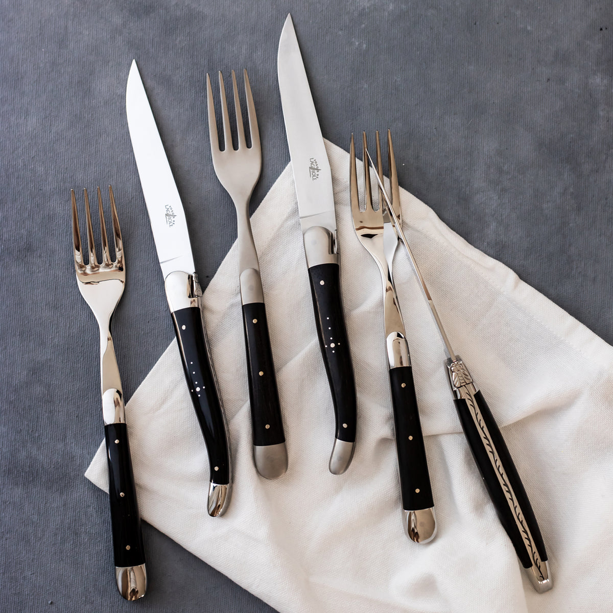 2er Set Tafelmesser von Forge de Laguiole mit Griffen aus Ebenholz, 
hochglanzpolierter Klinge und Backen (Mitren), auch als Steakmesser geeignet.
Online-Shop Home-and-Kitchen.de
