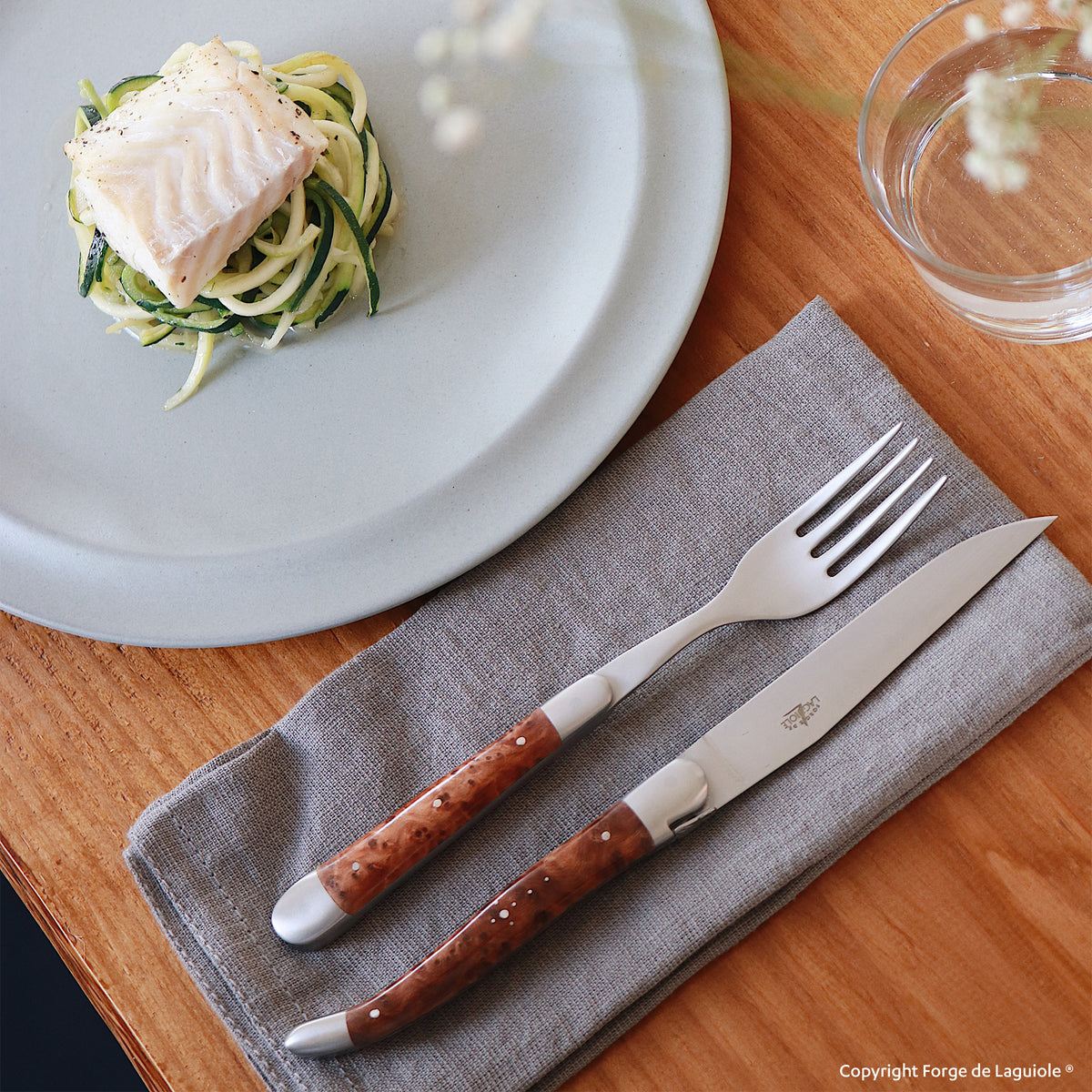 2er Set Tafelmesser von Forge de Laguiole mit hochglanzpolierter Klinge und Backen (Mitren) sowie Holzgriffe aus Thuja, mit Ziselierung, handgearbeitet. Online-Shop Home-and-Kitchen.de
