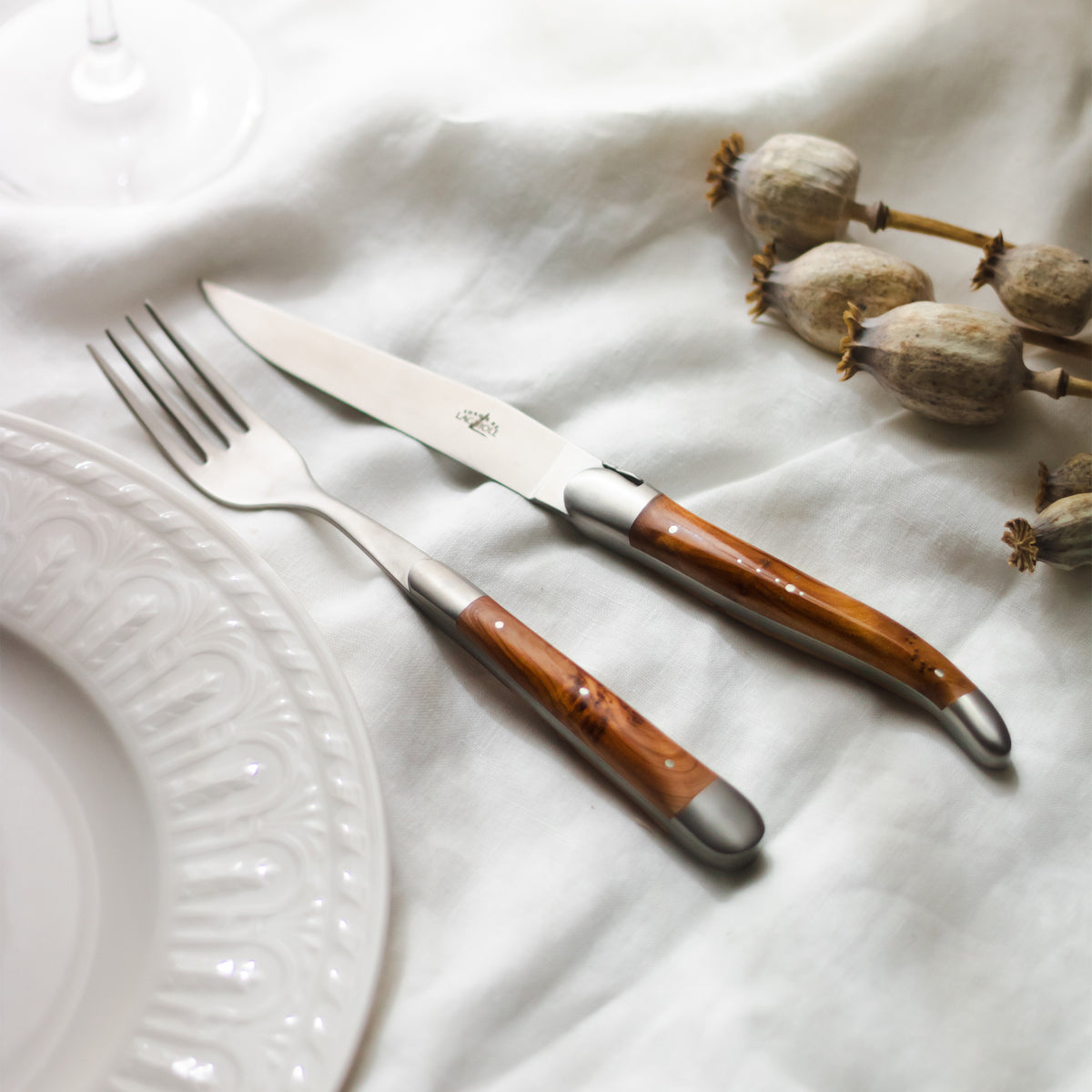 Geliefert in Geschenkbox mit Echtheitszertifikat: Tafelmesser im 2er Set von Forge de Laguiole, Griffe aus Wacholderholz, gerschmiedet bei 1.000 Grad. Online-Shop Home-and-Kitchen.de