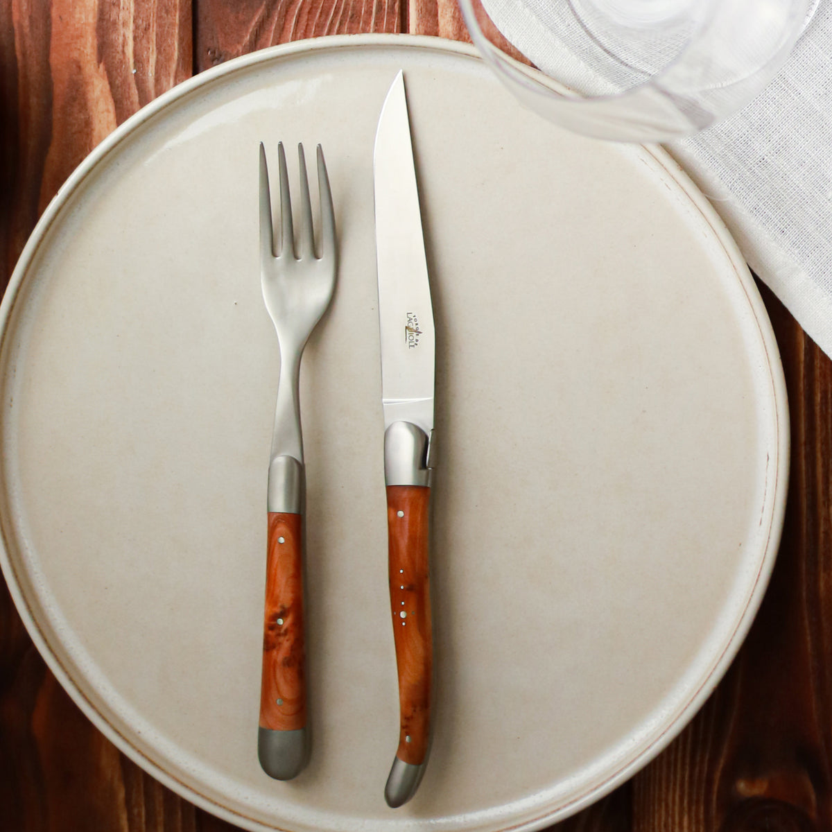 Edel und geschmackvoll: 2er Set   Tafelmesser von Forge de Laguiole
mit Griff aus Wacholder-Holz, hochglanzpolierter Klinge und Mitren,
typische Laguiole-Form
Online-Shop Home-and-Kitchen.de
