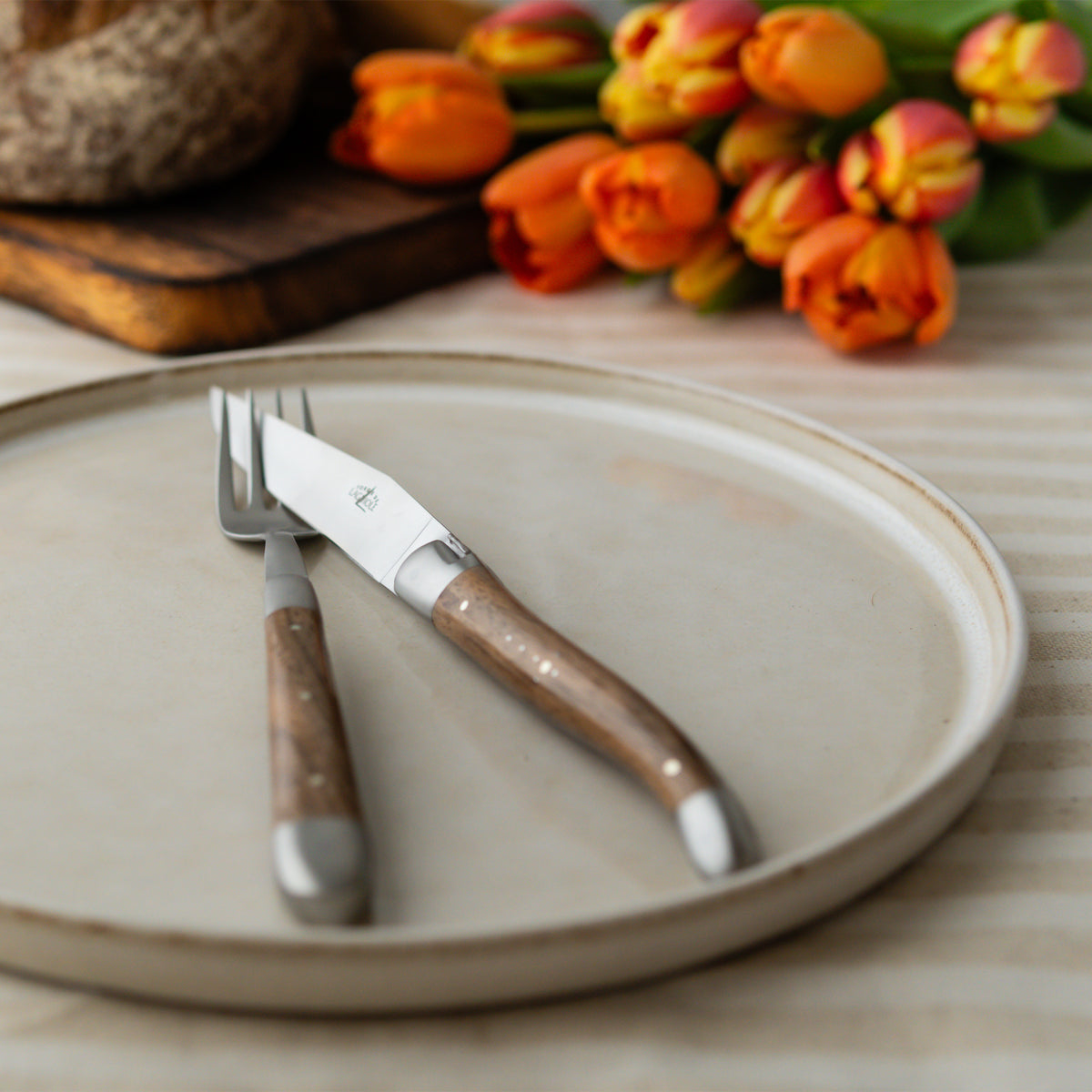 Nussbaumholz - 2er Set Tafelmesser von Forge de Laguiole, in Handarbeit gefertigte Griffe und Klingen mit Ziselierungen und bekanntem Bienen-Emblem, aus T12-Stahl
Online-Shop Home-and-Kitchen.de
