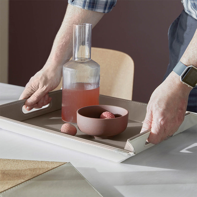 Dekobeispiel Freeform DUO Wendetablett – Kunstleder - 45 x 35 cm - Farbe taupe / weiß, beidseitig zu benutzen, mit Tragegriffen im Home-and-Kitchen Online Shop