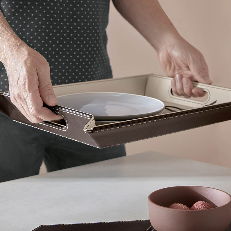 Serviervorschlag Freeform DUO Wendetablett – Kunstleder - 45 x 35 cm - Farbe taupe / weiß, beidseitig zu benutzen, mit Tragegriffen im Home-and-Kitchen Online Shop