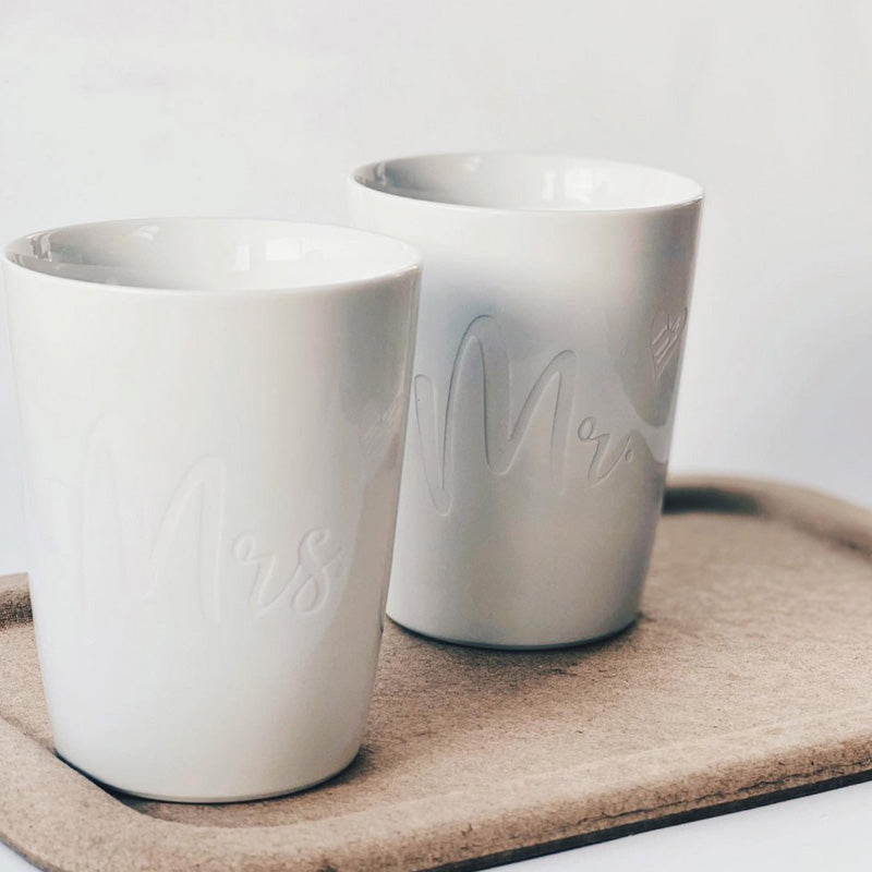 Serviervorschlag Goldscherben Porzellan Kaffeebecher "MRS & MR" - weiß, eingeprägtes Motiv, 280 ml, im Home-and-Kitchen Online Shop