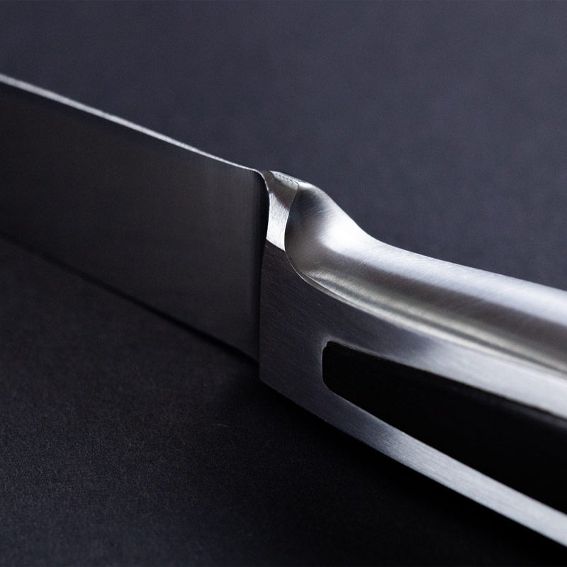 Detailaufnahme Kochmesser der Serie DELTA von Güde Solingen, handgeschmiedet aus einem Stück Messerstahl, im Home-and-Kitchen Online Shop