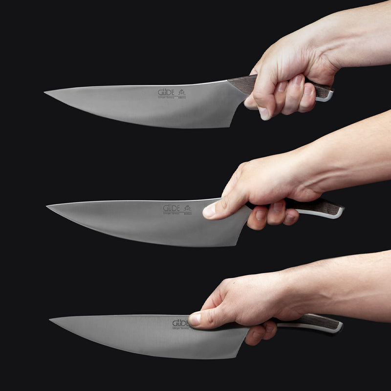 Drei unterschiedliche Griffhaltungen für die Messerserie Synchros von Güde Solingen im Home-and-Kitchen Online Shop