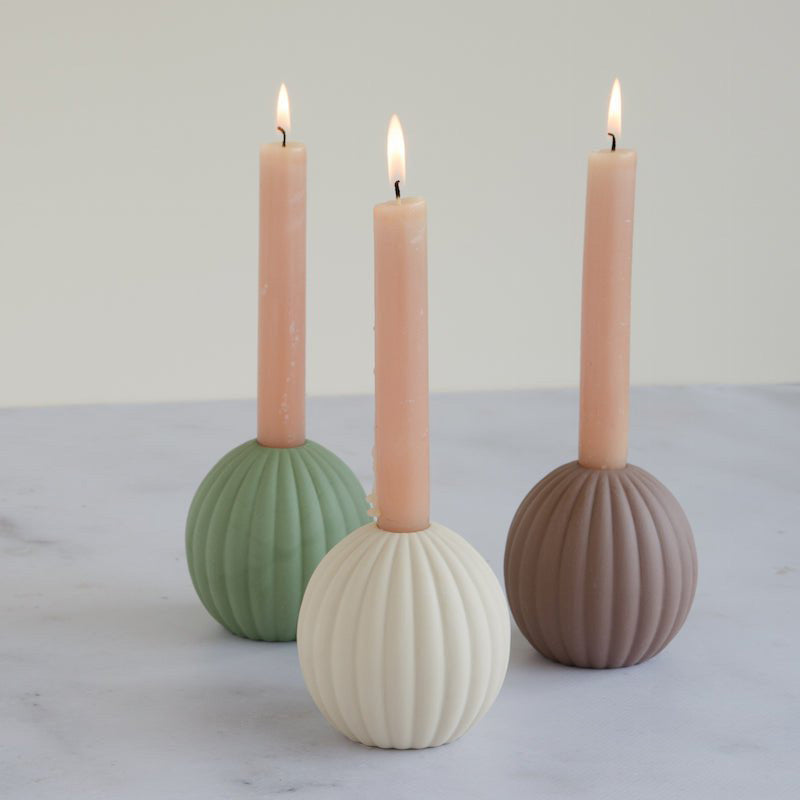 Kerzenständer SILAS von Home Delight, kleine Kugelform mit Rippenmuster, in verschiedenen Farben, Keramik,
Höhe 9 cm, Ø 9 cm, für Stabkerzen, Ø 2,2 cm
Online-Shop Home-and-Kitchen.de
