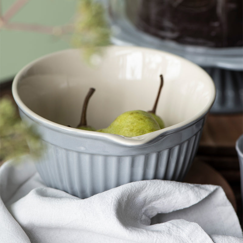 IB Laursen Rührschüssel Bowl, aus der Serie Mynte in French grey, darf auch in die Mikrowelle, hat einen Henkel und Ausgießer und 1,3 l Volumen