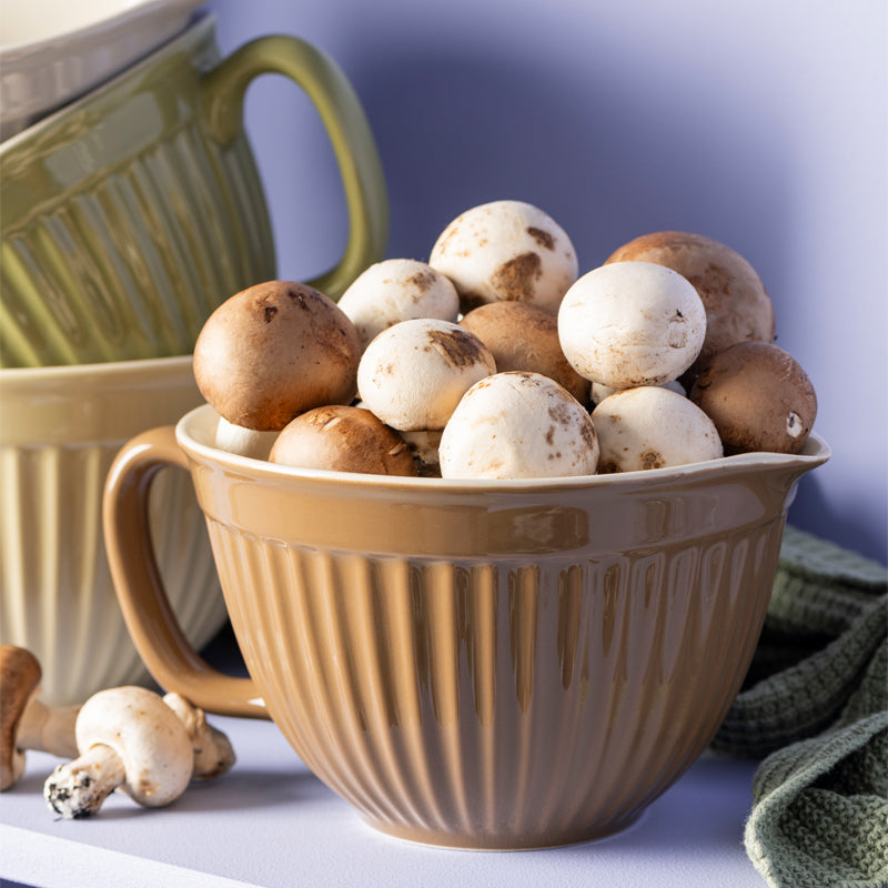 Steingut-Rührschüssel Bowl in der Farbe Hazelnut, innen Vanille, 18 cm, 1,3 l Volumen, mit Henkel und typischem Rillendesign, spülmaschinengeeignet, darf auch in den Gefrierschrank