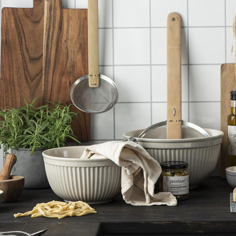 Ideal für jede Küche: 
3-teiliges Schalen-Set Mynthe in der Farbe Still water, auch als Salatschale geeignet, in den Größen 25,5, 22 und 18 cm, spülmaschinenfest, mit Rillendesign