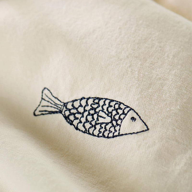Blauer gestickter Fisch auf Stoffserviette Serie Atlantis von IB Laursen in der Größe 40x40 waschbar bei 40 Grad, 