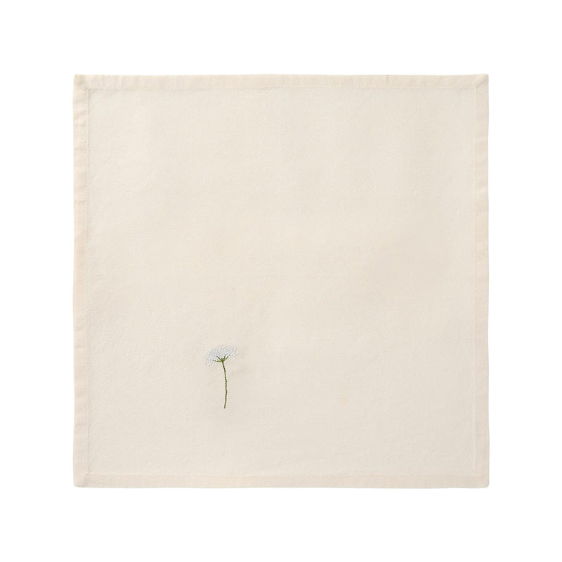 Weiße Stoffserviette Flora mit aufgestickter Doldenblüte, Größe 40x40 cm, zum bügeln oder nicht-bügeln, kombinierbar mit den Servietten Atlantis von IB Laursen