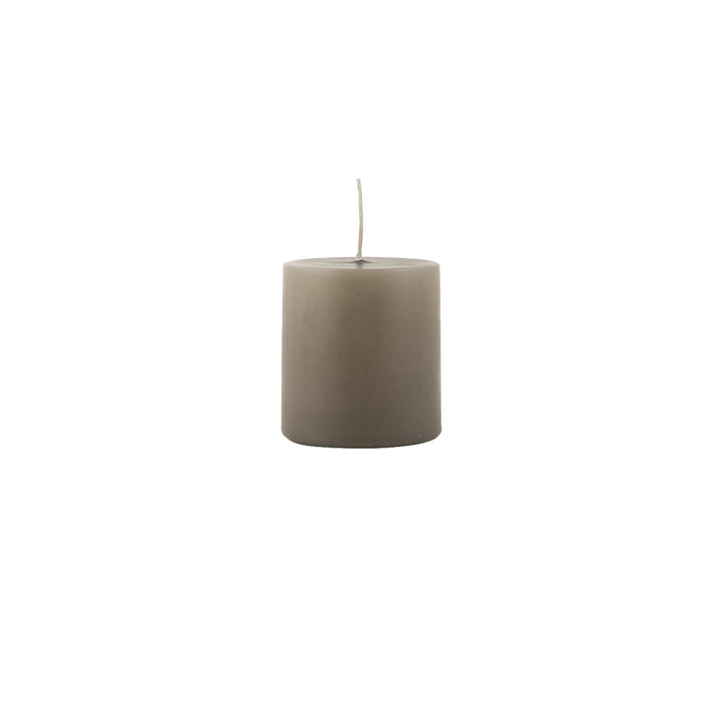 Glatte grau-braune Stumpenkerzen/Blockkerzen von IB Laursen aus Dänemark
Höhe 7 cm / Ø 6 cm, 
Brenndauer ca. 28 Stunden, sehr 
gute Größe für Windlichter und Adventskränze, 
gleichmässiges Abbrennen