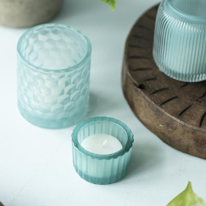 Teelichtgläser von IB Laursen
Hellblau, Grau und Braun
ansprechendes Waben-Design
Höhe 7,5 cm, Ø 7 cm
Facettenschliff