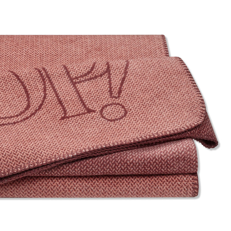 Wohndecke Statement mit edlem Fischgratmuster, hergestellt bei Biederlack Deutschland, mit Joop!-Logo, Zierstichnaht, in den Farben Bordeaux/Orange