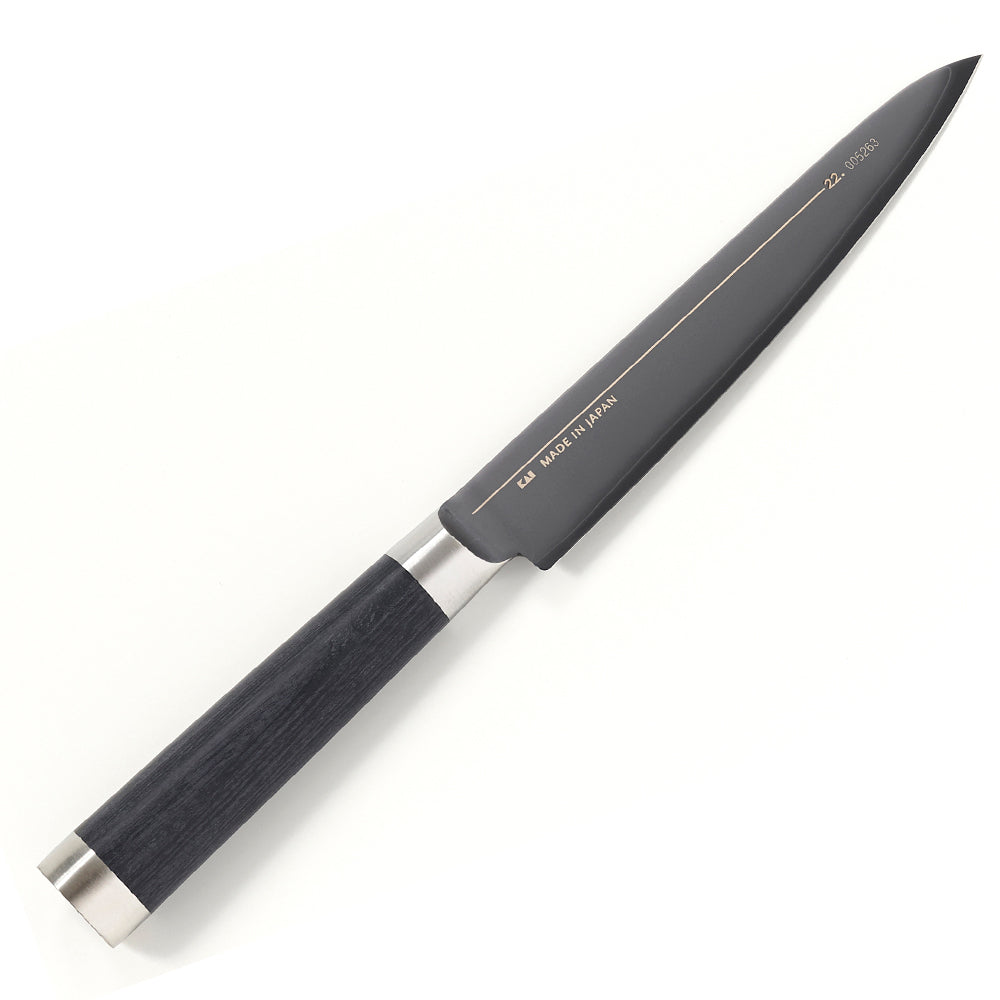 Allzweckmesser No. 02 MICHEL BRAS von KAI, Universalmesser, aus Japan, 
Grifflänge: 11,5 cm, Klingenlänge: 15 cm
Klinge mit mattgrauer Titanbeschichtung
Griff aus schwarzem Pakkaholz, 
Online-Shop Home-and-Kitchen.de
