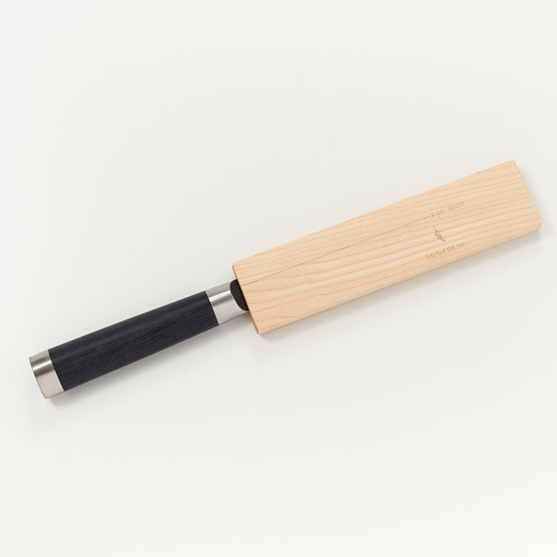 Das Messer wird geliefert in einer Schutzhülle aus dem Holz des Ahornbaumes. Ein Magnet verhindert das Verrutschen.
Online-Shop Home-and-Kitchen.de