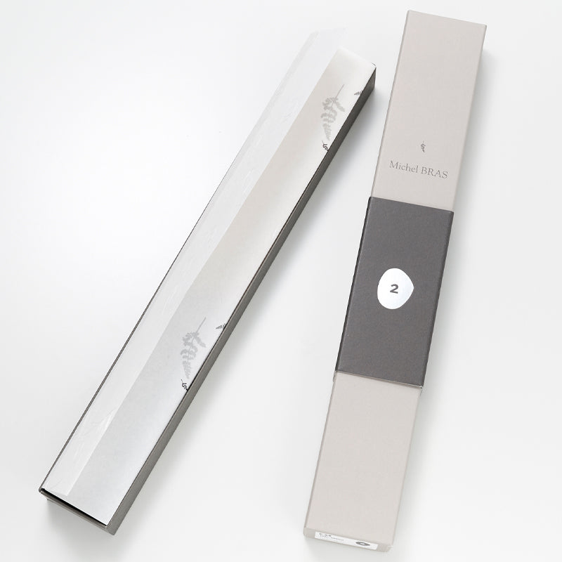 Geliefert wird  das  Allzweckmesser No. 02 MICHEL BRAS von KAI,  in japanischem Papier eingeschlagen und in einer edlen Geschenkbox.
Online-Shop Home-and-Kitchen.de