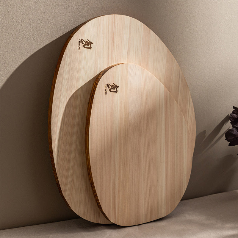 Auch als Servierbrett geeignet: Schneide- und Wendebrett Shun Hinoki von KAI aus jap. Zypressenholz, 
Online-Shop Home-and-Kitchen.de 