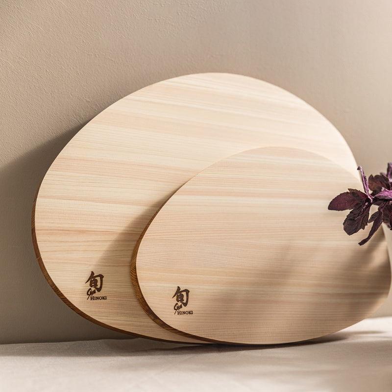 Oben abgerundet, unten gerade: Schneide- und Wendebrett Shun Hinoki von KAI aus jap. Zypressenholz, 
eine Brett-Seite mit Saftrille.
Online-Shop Home-and-Kitchen.de 