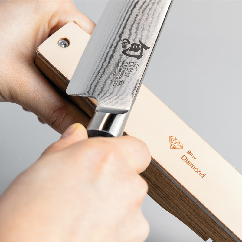Beispiel einer Messerschleifung auf dem Abziehleder des Holz - Messerschleifers NEW EDGE von Kai 
Online-Shop Home-and-Kitchen.de