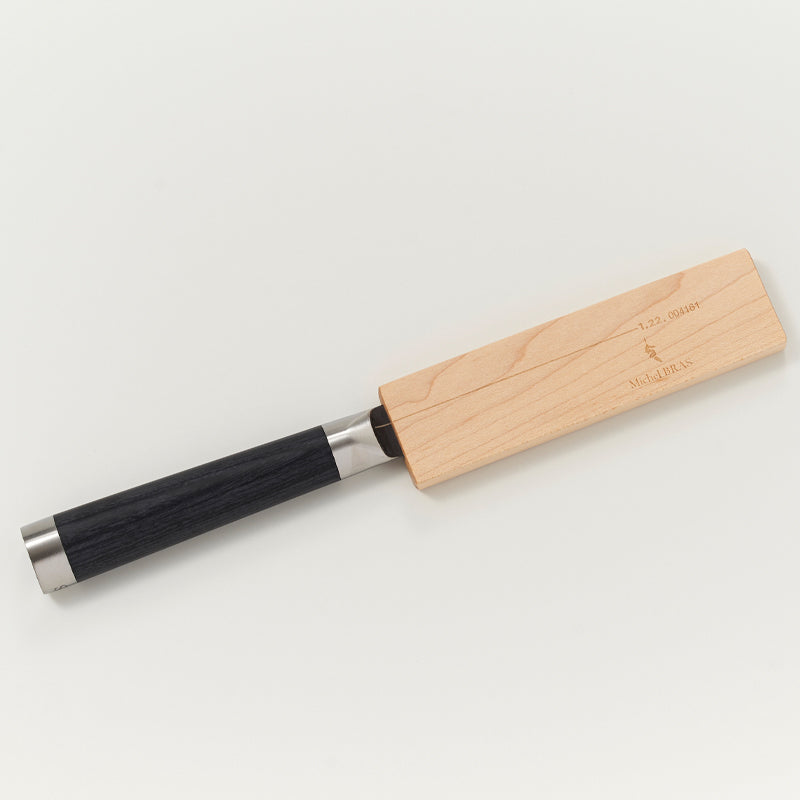 Officemesser No. 01 MICHEL BRAS von KAI - Seriennummer, Logo des Herstellers und Herstellungsland eingraviert.
Online-Shop Home-and-Kitchen.de