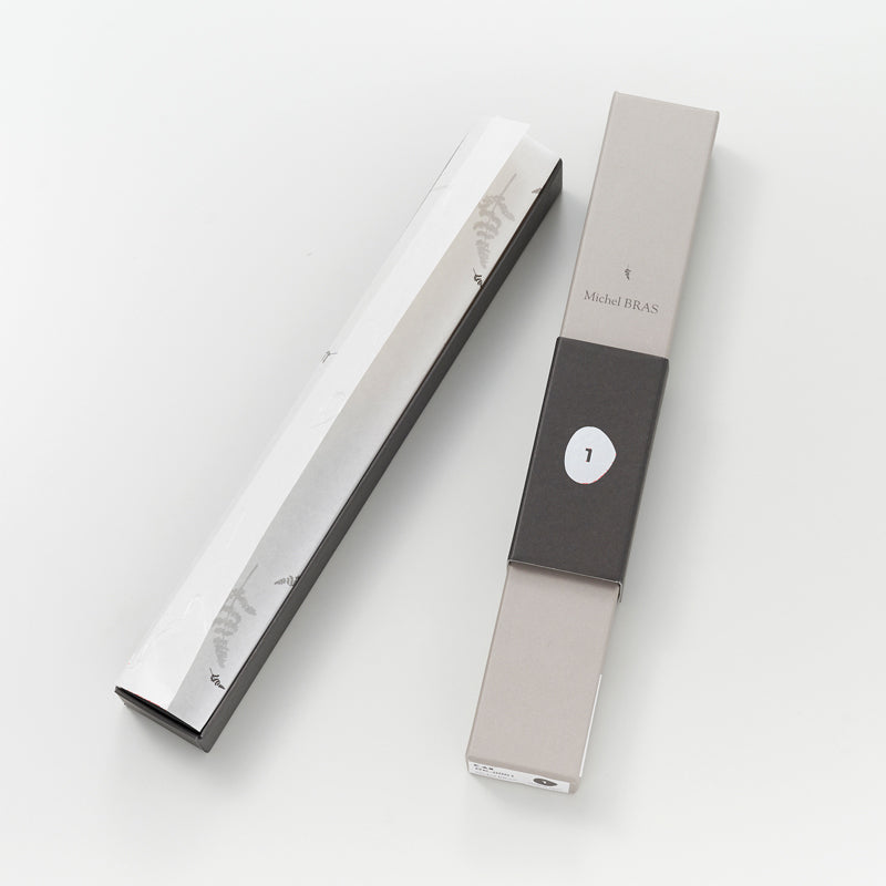 Geliefert wird das Officemesser No. 01 MICHEL BRAS von KAI - in einer edlen Geschenkbox, verpackt in japanischem Papier.
Online-Shop Home-and-Kitchen.de