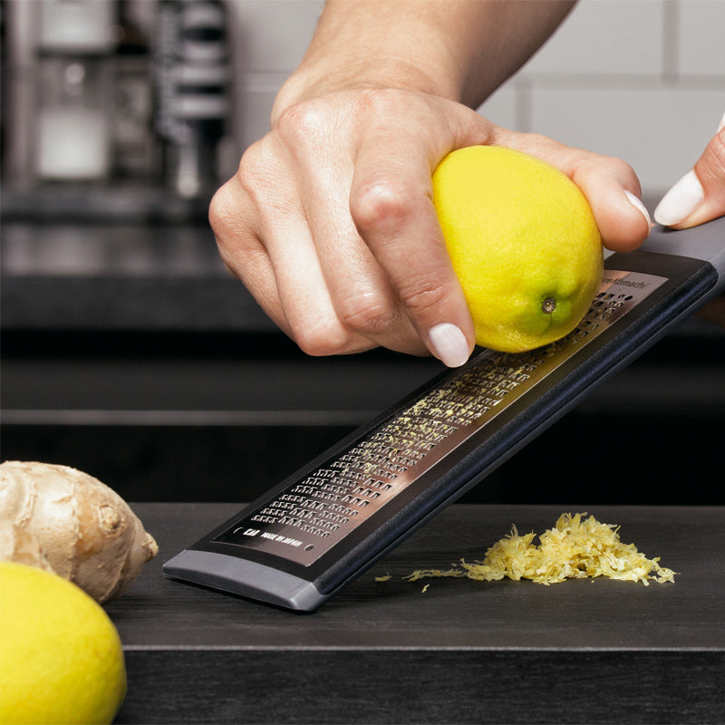In Japan hergestellt: Pure Komachi Ichimatsu Reibe von KAI für Zesten oder als Feinreibe, mit Silikongriff und -umrandung für stabiles und sicheres Arbeiten. Online-Shop Home-and-Kitchen.de
