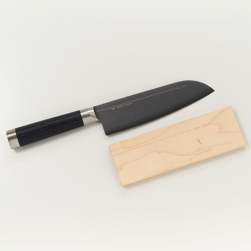 Messerscheide aus Ahornholz ist im Lieferumfang beim Santoku-Kochmesser  No. 04 MICHEL BRAS von KAI, enthalten. 
Online-Shop Home-and-Kitchen.de
