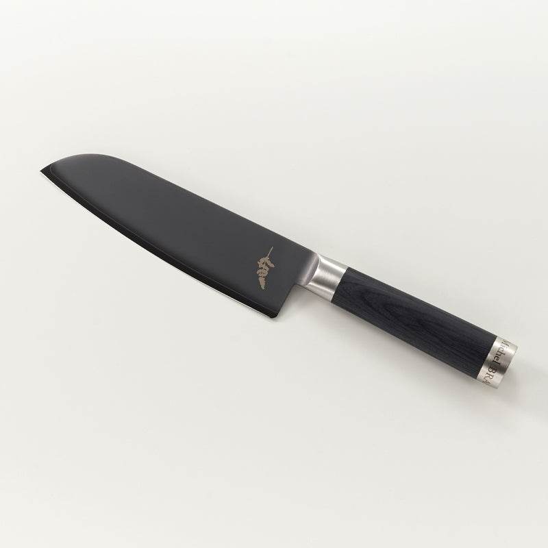 Logo von KAI und Seriennummer eingraviert beim Santoku-Kochmesser  No. 04 MICHEL BRAS von KAI
Online-Shop Home-and-Kitchen.de
