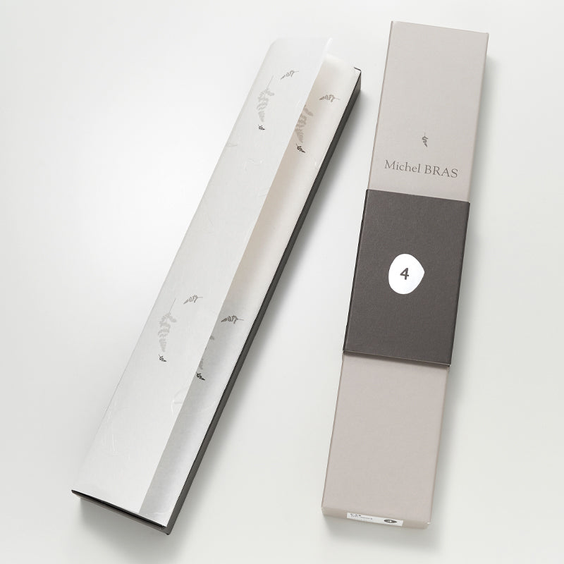 Das Santoku-Kochmesser  No. 04 MICHEL BRAS von KAI, wird in einer edlen Geschenkbox geliefert.
Online-Shop Home-and-Kitchen.de
