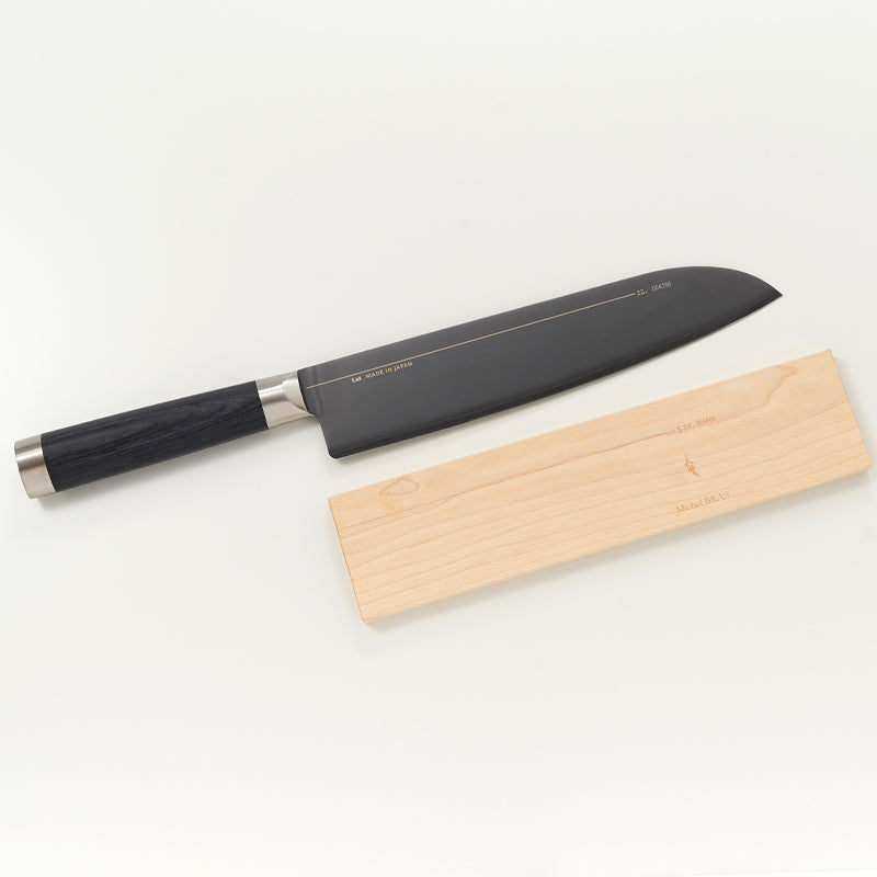 Kochmesser No. 05 MICHEL BRAS von KAI, Santoku-Form, Küchenmesser,  
handgefertigt, Griff aus Pakkaholz, 
Messerscheide aus Ahorn-Holz. Online-Shop Home-and-Kitchen.de