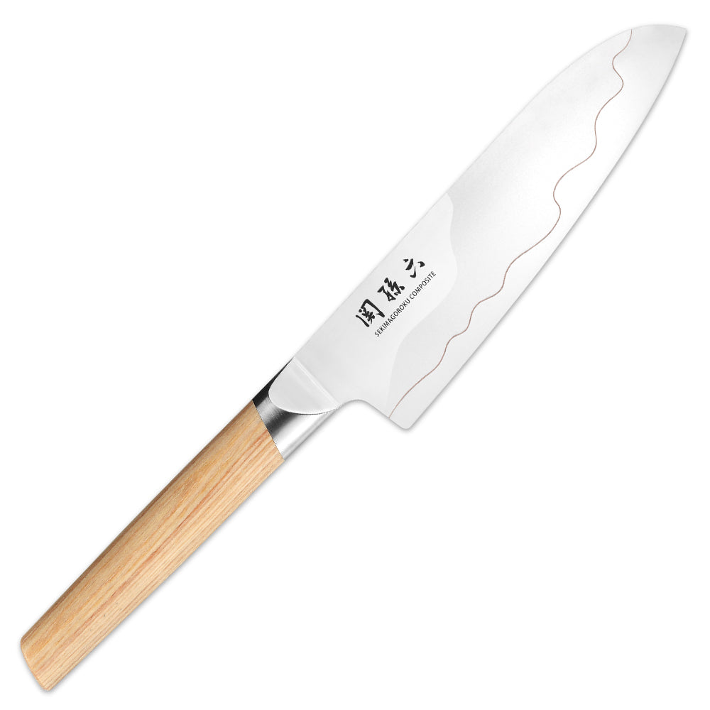 Handgefertigt in Japan: Santoku-Messer von KAI - Serie: Seki Magoroku Composite, mit sichtbarer Kupferver-bindung zwischen den Stahl-komponenten, beidseitig geschliffen, Grill aus hellem Pakkaholz.
Online-Shop Home-and-Kitchen.de

